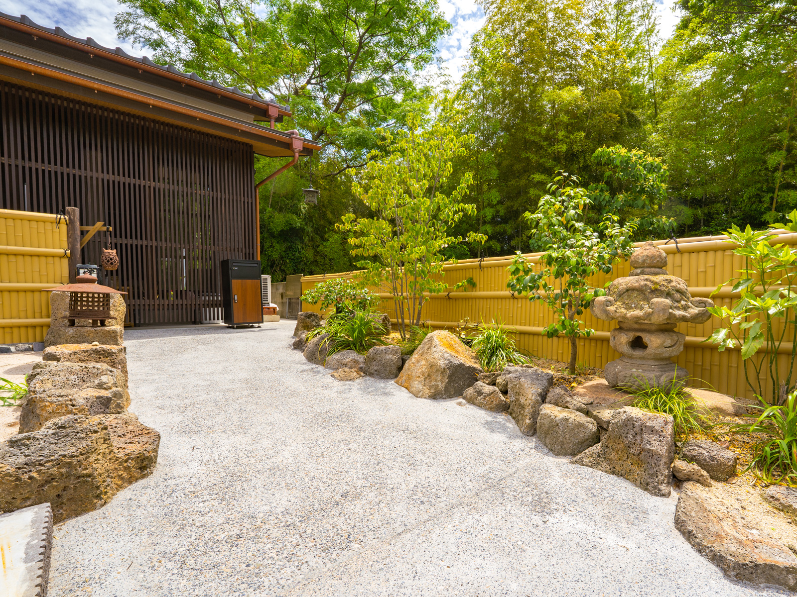 戸建住宅リノベーション後の庭と外観