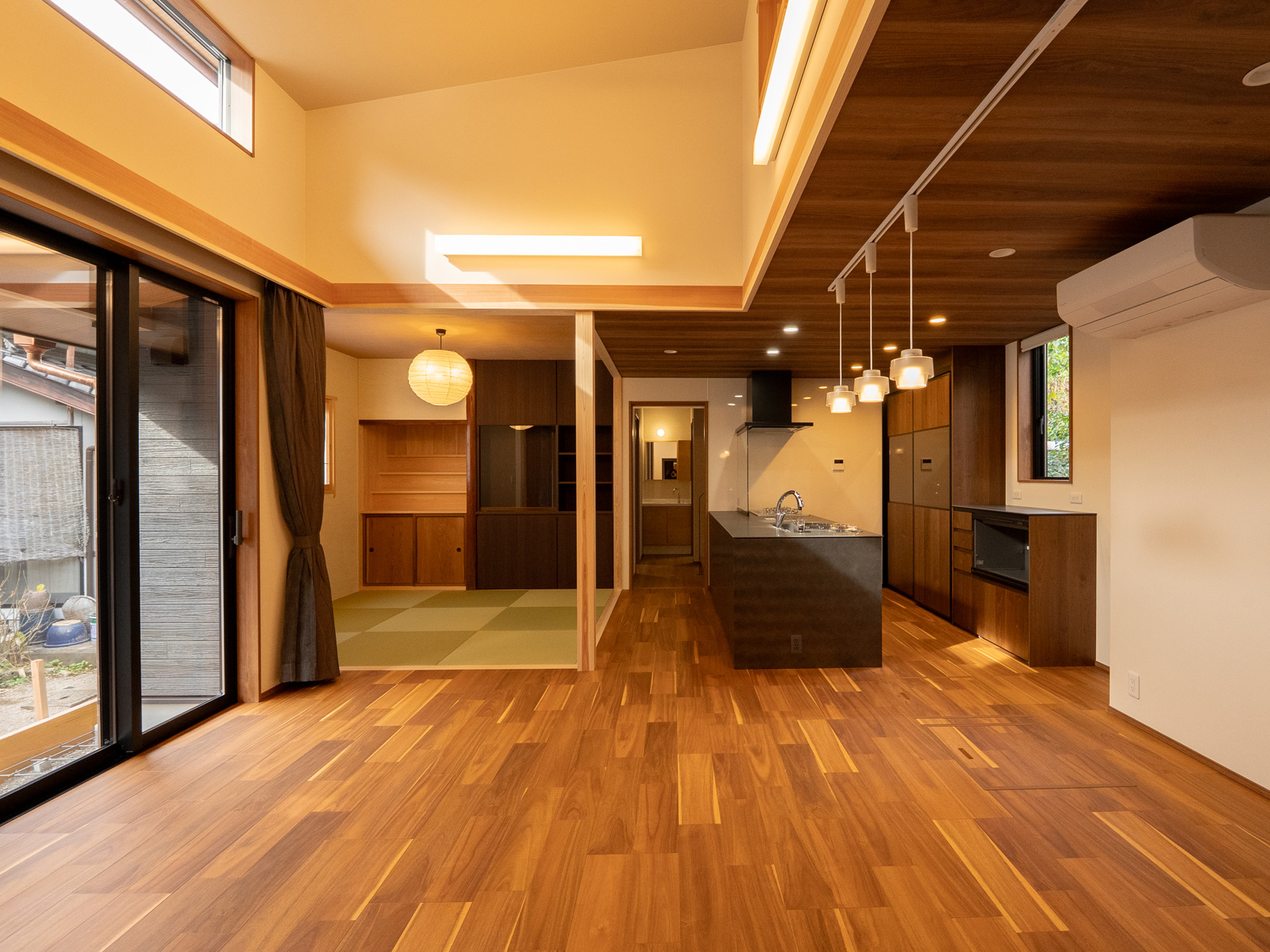戸建住宅リノベーション後の木を生かした居室