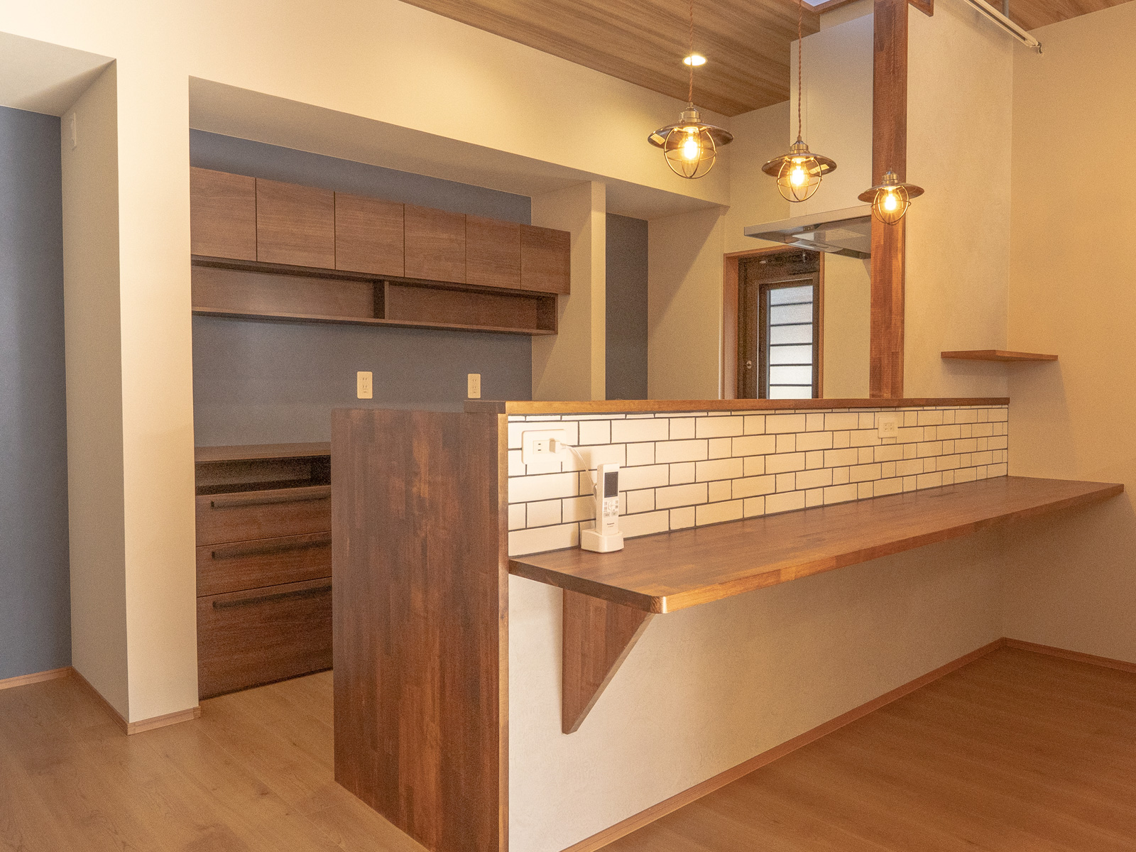 戸建住宅リフォーム後のキッチンとダイニング