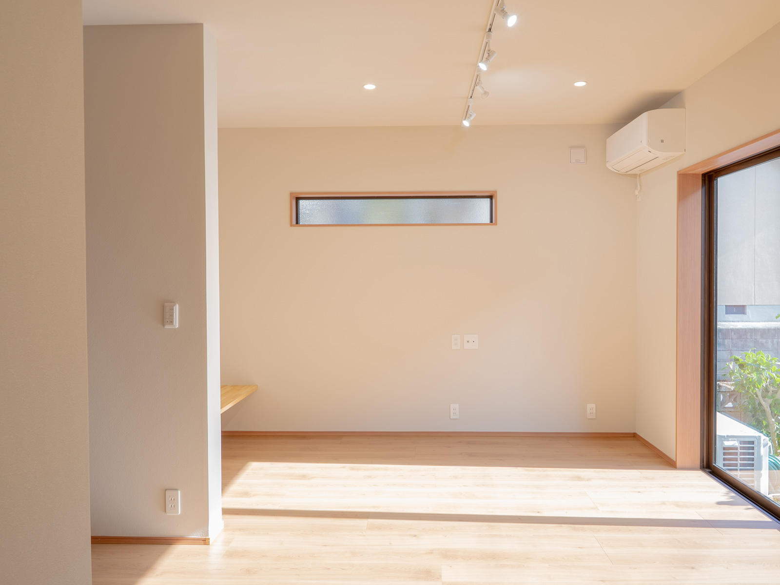 戸建住宅リフォーム後の明るい居室