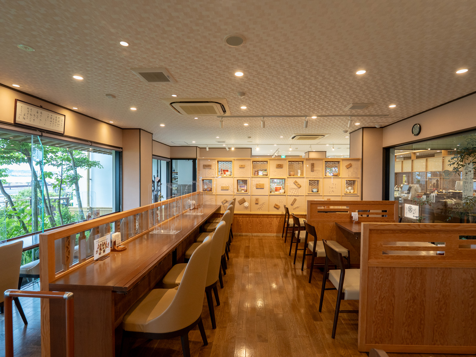 清松庵たちばなの喫茶カウンター