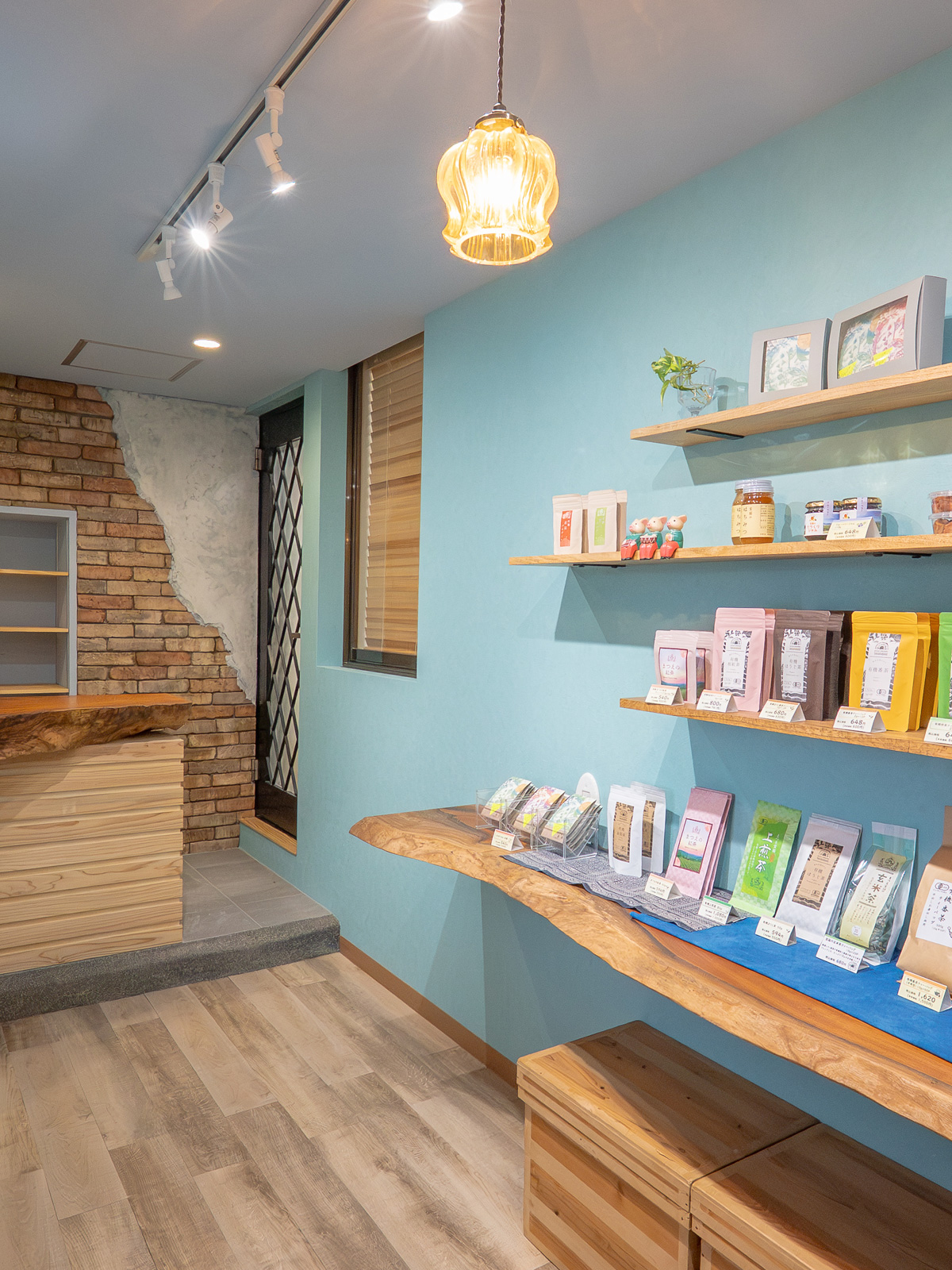 有機茶直売店舗「宝箱」の売場