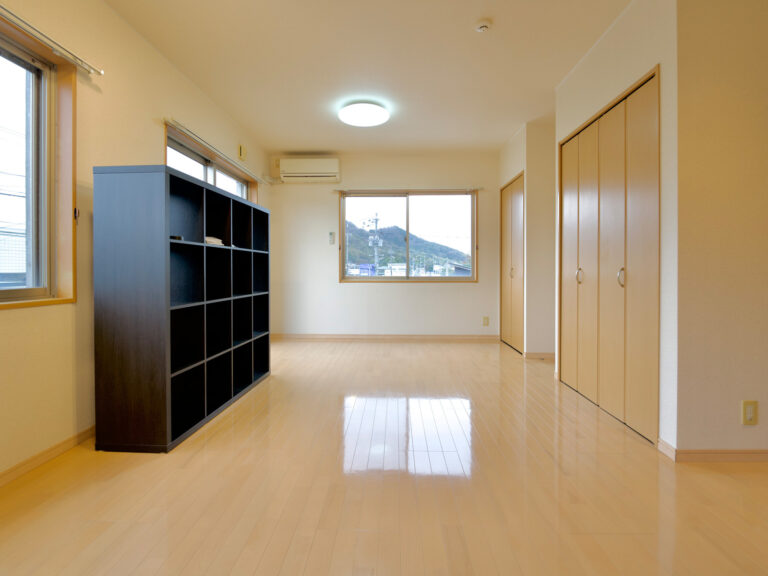 RC造共同住宅の明るい室内