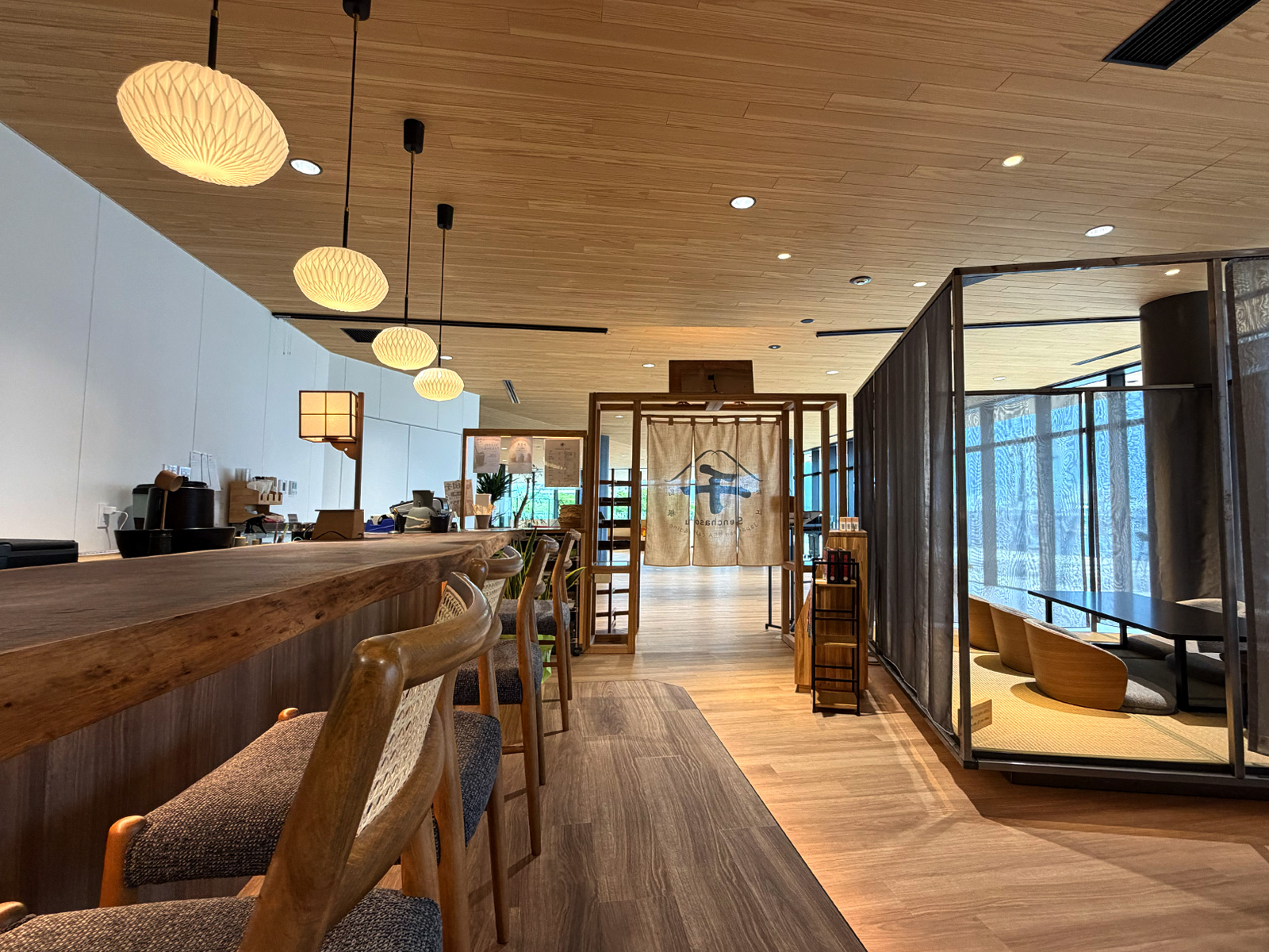 松江市役所内「千（千茶壮）」のカウンターと店内